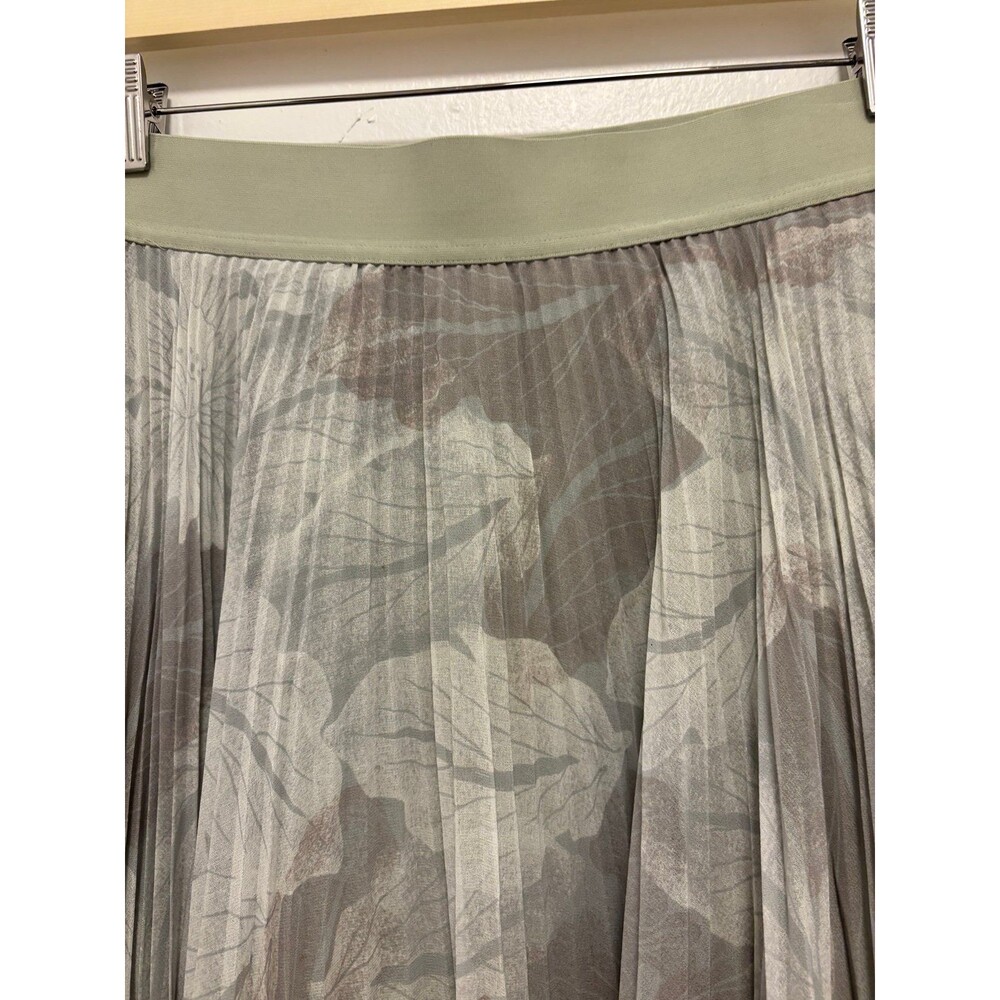 NWOT Aritzia Wilfred Twirl Skirt in a sage green leaf/floral pattern Size L - Picture 3 of 6